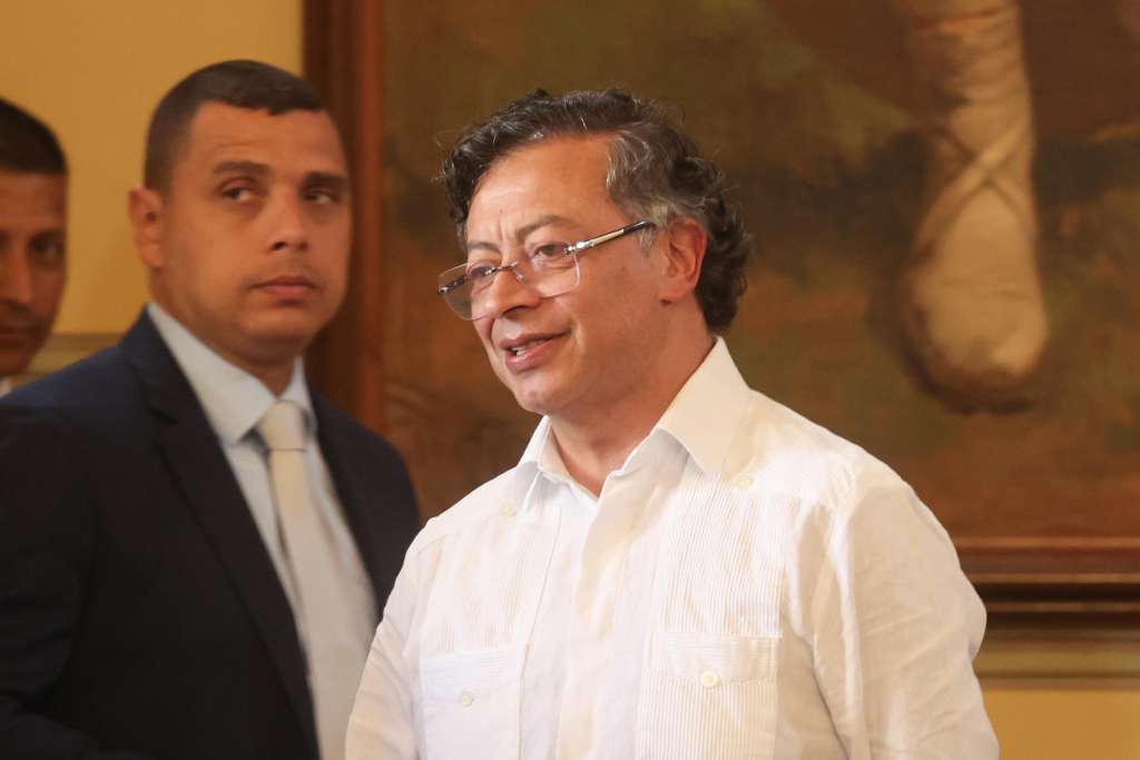 AME6512. CARACAS (VENEZUELA), 24/04/2026.- El presidente de Colombia, Gustavo Petro, durante una reunión con la mandataria encargada de Venezuela, Delcy Rodríguez, abogó por un esfuerzo coordinado para liberar a sus pueblos fronterizos de las mafias. EFE/ Miguel Gutiérrez