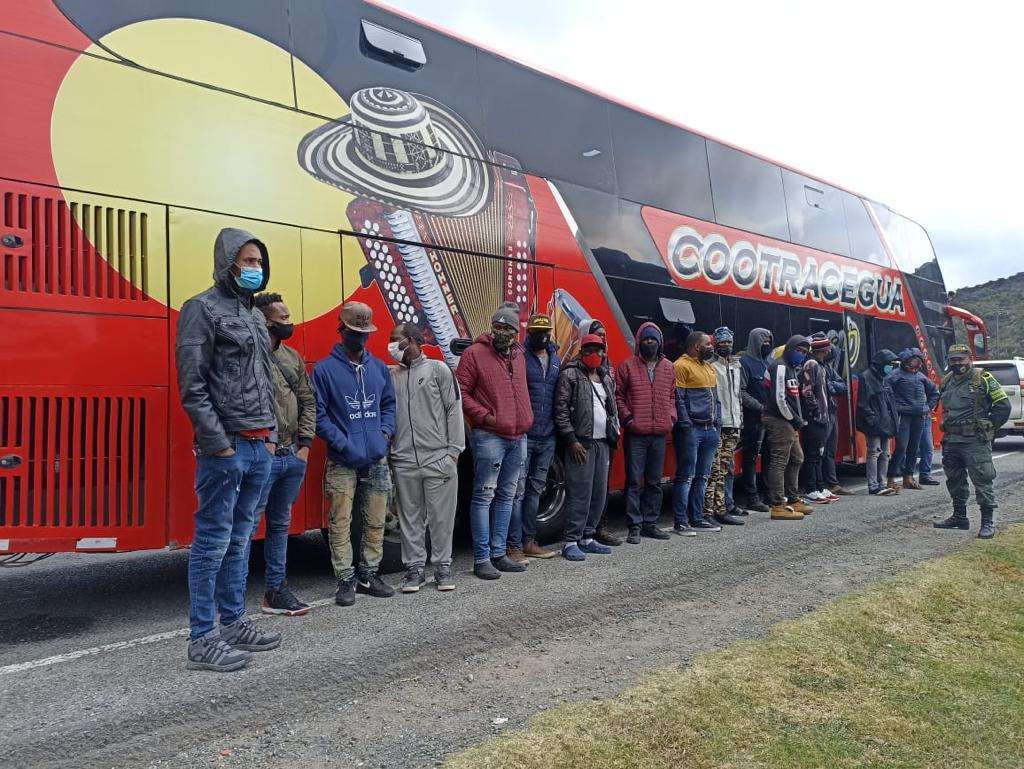 Migrantes haitianos que eran transportados en buses de servicio público por las carreteras de Nariño.