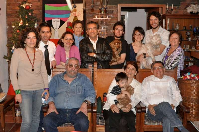 Patrick Antolin en una reunión con su familia en Colombia.