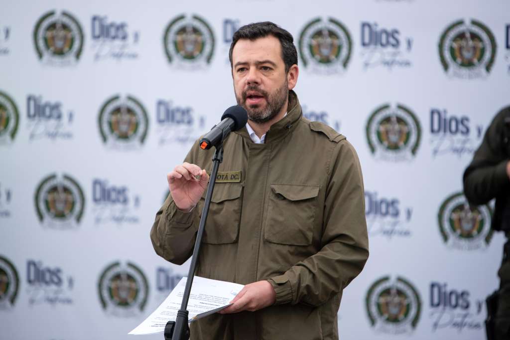 AME8522. BOGOTÁ (COLOMBIA), 14/03/2024.- Fotografía cedida por la Alcaldía de Bogotá que muestra al acalde mayor de la ciudad, Carlos Fernando Galán, durante una rueda de prensa este jueves en Bogotá (Colombia). Galán consideró como un duro golpe a la banda criminal Tren de Aragua la captura de dos de sus integrantes, uno en Colombia y otro en Estados Unidos, gracias a la colaboración con autoridades de ese país. Los arrestados son los venezolanos John Alberto Uzcátegui Rondón, alias 'Gocho', quien fue capturado el pasado martes en el departamento de Antioquia (noroeste), y Aderbis Segundo Pirela, alias 'Pedrito' o 'Maracucho', detenido el mismo día cerca de San Antonio (Texas, EE.UU.). EFE/ Alcaldía de Bogotá SÓLO USO EDITORIAL/SÓLO DISPONIBLE PARA ILUSTRAR LA NOTICIA QUE ACOMPAÑA (CRÉDITO OBLIGATORIO)