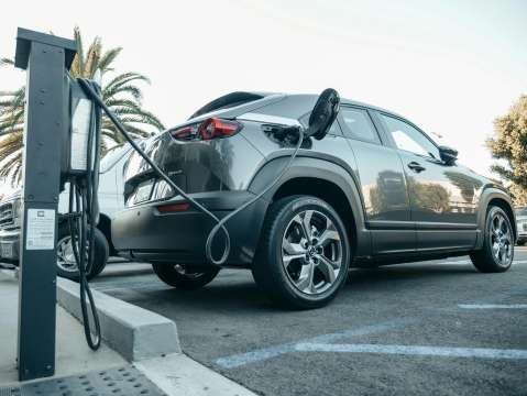 ¿Qué significan SOC y SOH en un carro eléctrico y qué revisar para no dañar la batería?