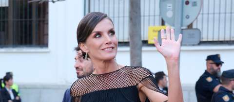 La reina Letizia se suma a la tendencia de moda con un vestido de flecos