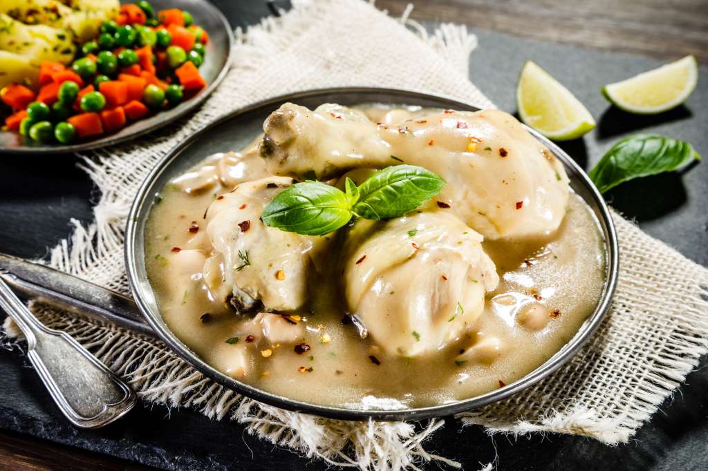 Pollo en salsa de maní
