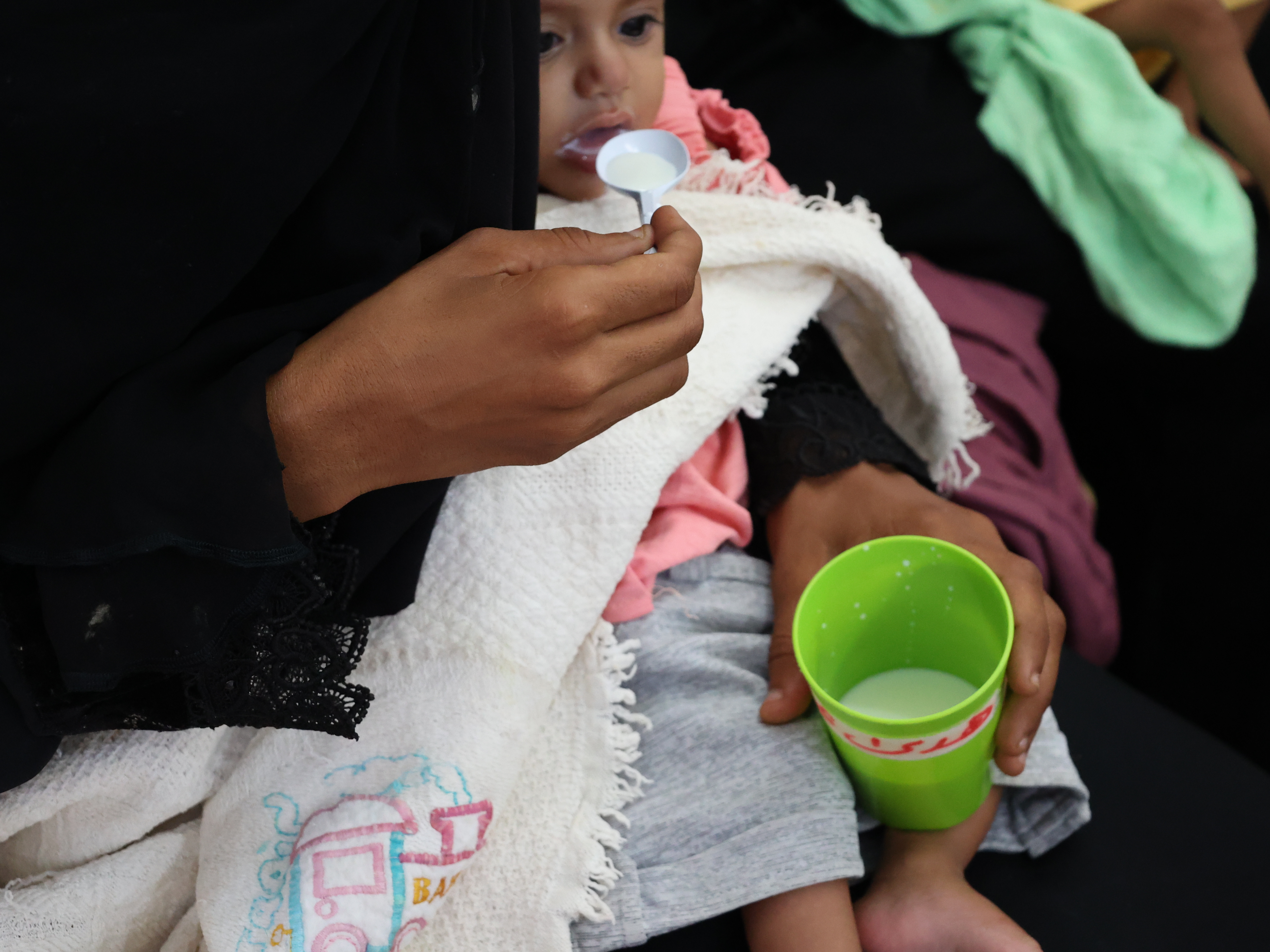 Una madre alimenta con cuchara a su hija con leche terapéutica en el Centro de Alimentación Terapéutica para Pacientes Internados (ITFC) en el Hospital General de Abs, Gobernación de Hajjah, Yemen.Malnutrition is a consistent health concern among people in Yemen, with seasonal and annual peaks. This was the case even before the war, but the direct and indirect effects of the war have exacerbated the food insecurity. To respond to the malnutrition needs in Hajjah governorate, MSF opened the Inpatient Therapeutic Feeding Centre (ITFC) in Abs Hospital by the end of 2016.