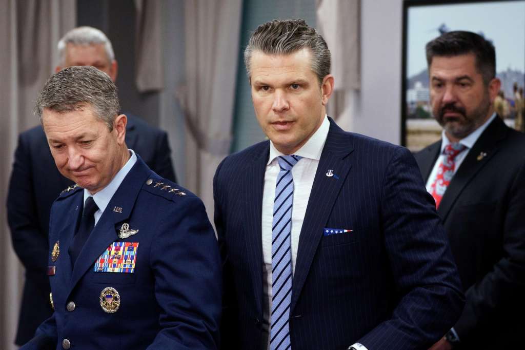 Washington (United States), 05/05/2025.- US Chairman of the Joint Chiefs of Staff Air Force Gen. Dan Caine (L) and US Secretary of Defense Pete Hegseth (C) attend a meeting with the foreign and defense ministers of Peru at the Pentagon in Arlington, Virginia, USA, 05 May 2025. EFE/EPA/WILL OLIVER