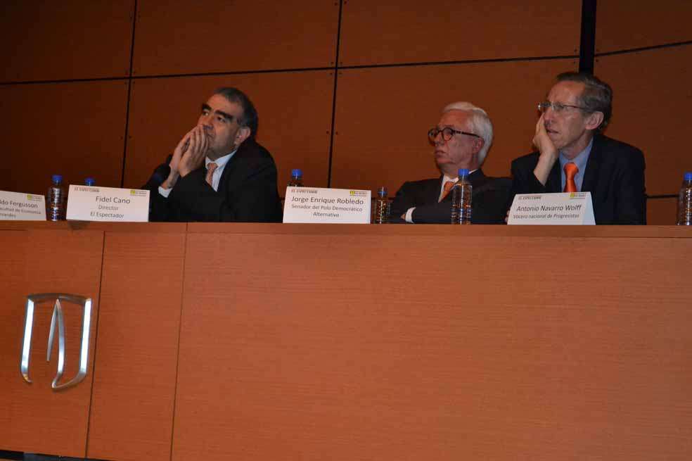 El director de El Espectador, Fidel Cano; el senador Jorge Robledo, y el exgobernador Antonio Navarro.   / Carlos Barón