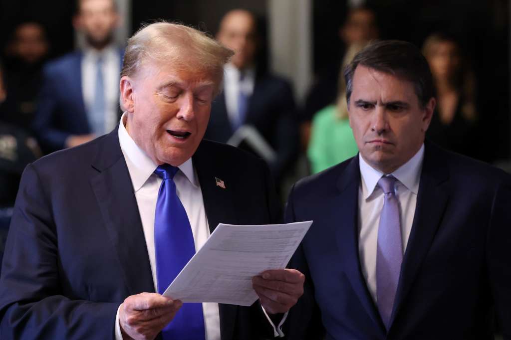 New York (United States), 30/05/2024.- Former U.S. President Donald Trump speaks alongside his attorney Todd Blanche as he arrives for his hush money trial at New York State Supreme Court in New York, New York, USA, 30 May 2024. Judge Juan Merchan gave the jury their instructions, and deliberations are entering their second day. The former president faces 34 felony counts of falsifying business records in the first of his criminal cases to go to trial. (Nueva York) EFE/EPA/Michael M. Santiago / POOL