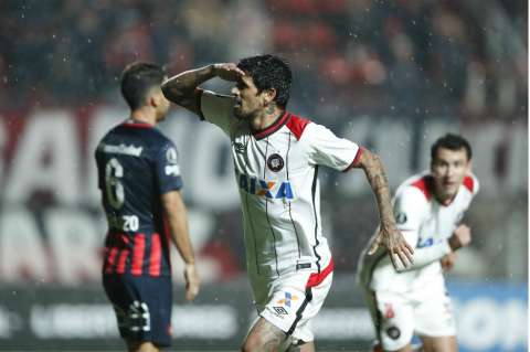 Paranaense sorprendió a San Lorenzo y lo derrotó en Argentina por Libertadores.