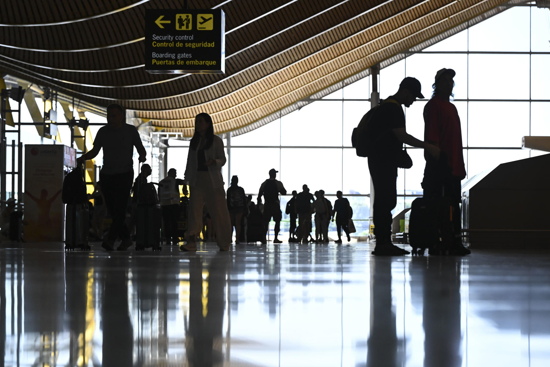 MADRID, 04/07/2025.- Colas ante los mostradores de facturación de Iberia en la T4 en el aeropuerto internacional de Adolfo Suárez Madrid Barajas este viernes en Madrid, en la segunda jornada de huelga de controladores aéreos en Francia. EFE/ Fernando Villar
