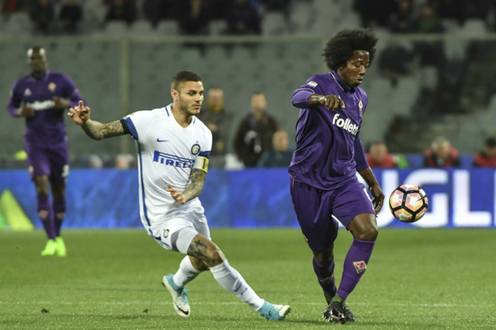 El colombiano Carlos Sánchez (d), de Fiorentina, ante la marca del capitán del Inter, el argentino Mauro Icardi. / AFP