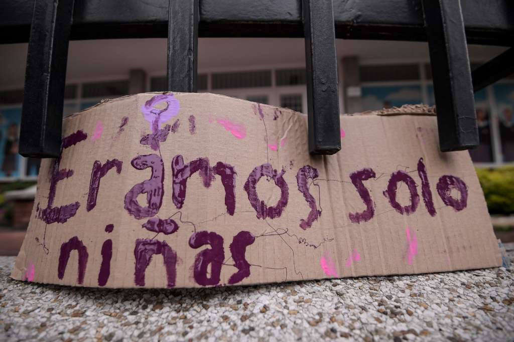 Los testimonios dan cuenta de violencia sexual, maltrato físico y psicológico y supuesta omisión por parte de las directivas. La mayoría de los hechos ocurrieron cuando las denunciantes eran menores de edad.
