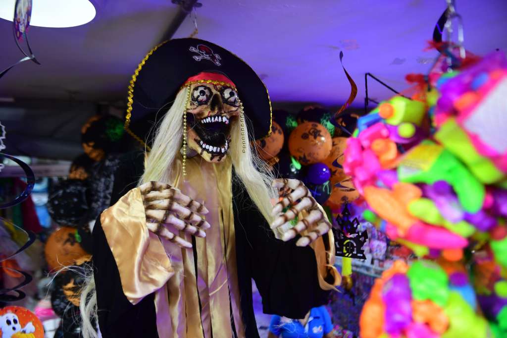 Comerciantes que se preparan y venden artículos de Halloween en la temporada del día de los niños, disfraces y antifaces, entre los mas vendidos