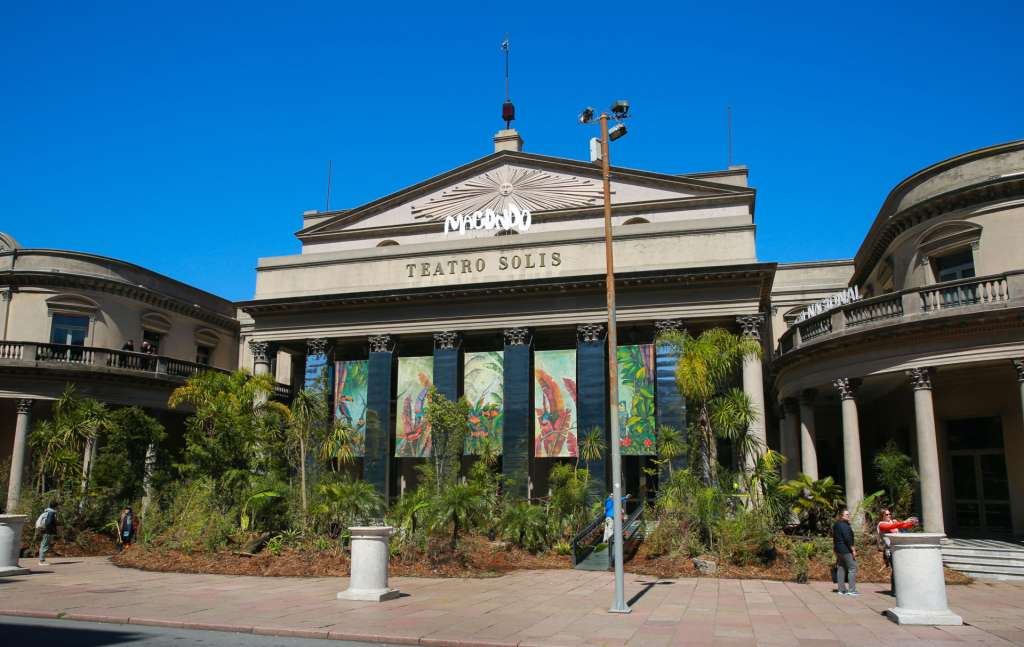 Fotografía que muestra la fachada del Teatro Solís, el 2 de octubre de 2023, en Montevideo (Uruguay).