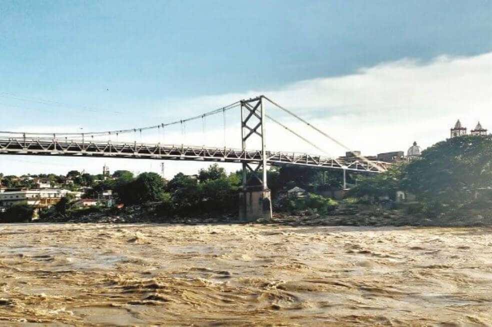 Sobre las tumultuosas aguas del Magdalena, que empieza aquí el salto de Honda, el puente Luis Ignacio Andrade, entrada a la vieja ciudad. / Leopoldo Pinzón