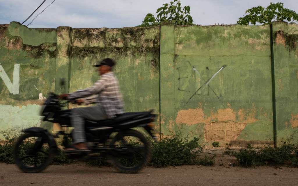 En una pared desvencijada sobrevive un grafiti del ELN tachado con una x. Es de las pocas pintas que se pueden ver en los cascos urbanos, pues las AGC han tratado de no dejar marcas de su accionar.