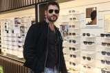 Rodrigo Candamil y otros actores probaron la última moda en gafas y lentes de sol.