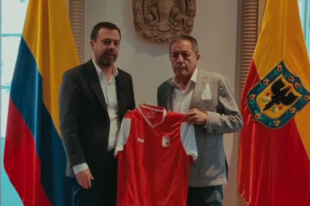 El alcalde de Bogotá, Carlos Fernando Galán, (izq.) junto al presidente de Santa Fe, Eduardo Méndez, durante el anuncio de la decisión sobre la asistencia de hinchada visitante en la final de la Liga BetPlay en El Campín.