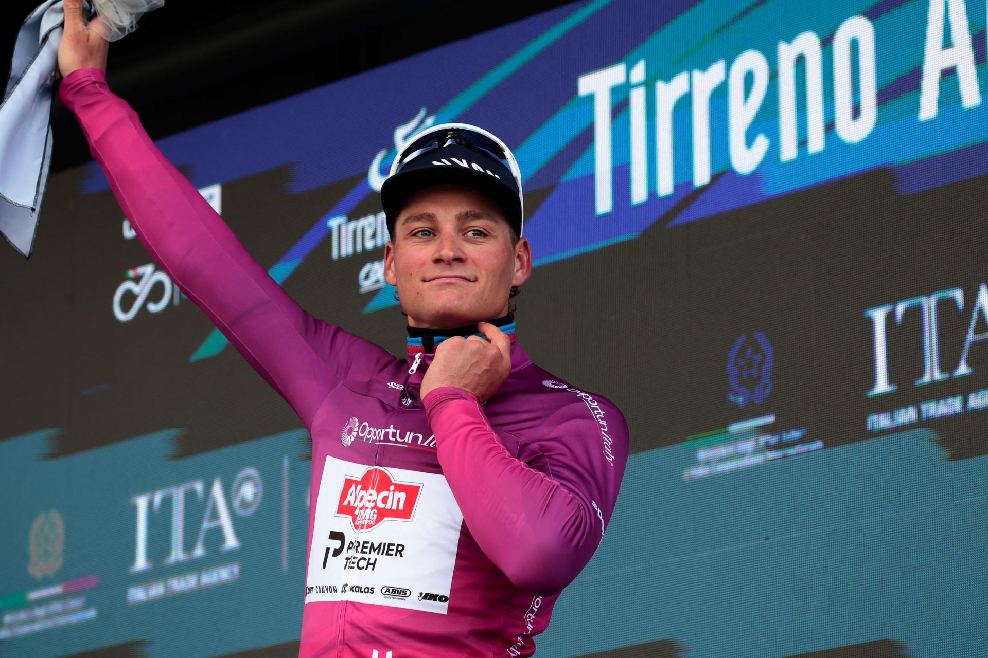 MARTINSICURO (Italy), 12/03/2026.- Alpecin - Premier Tech team rider Mathieu Van Der Poel of the Netherlands celebrates on the podium after winning the fourth stage of the 61st edition of the Tirreno-Adriatico, a 213 km route from Tagliacozzo to Martinsicuro, Italy, 12 March 2026. (Ciclismo, Italia, Países Bajos; Holanda) EFE/EPA/ROBERTO BETTINI