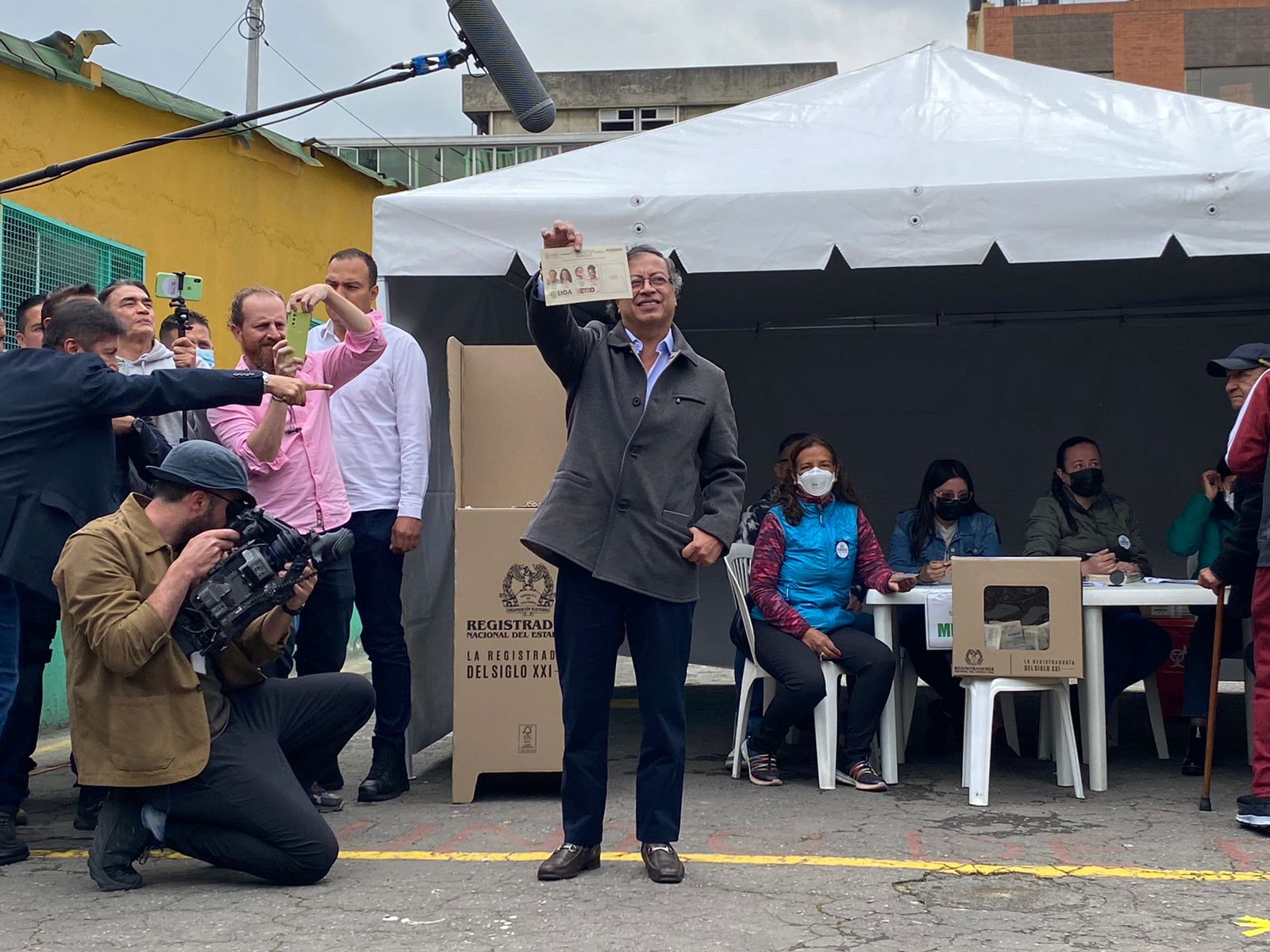 El candidato del Pacto Histórico depositó su voto en el colegio Marco Antonio Carreño, en la localidad de Puente Aranda, en Bogotá.