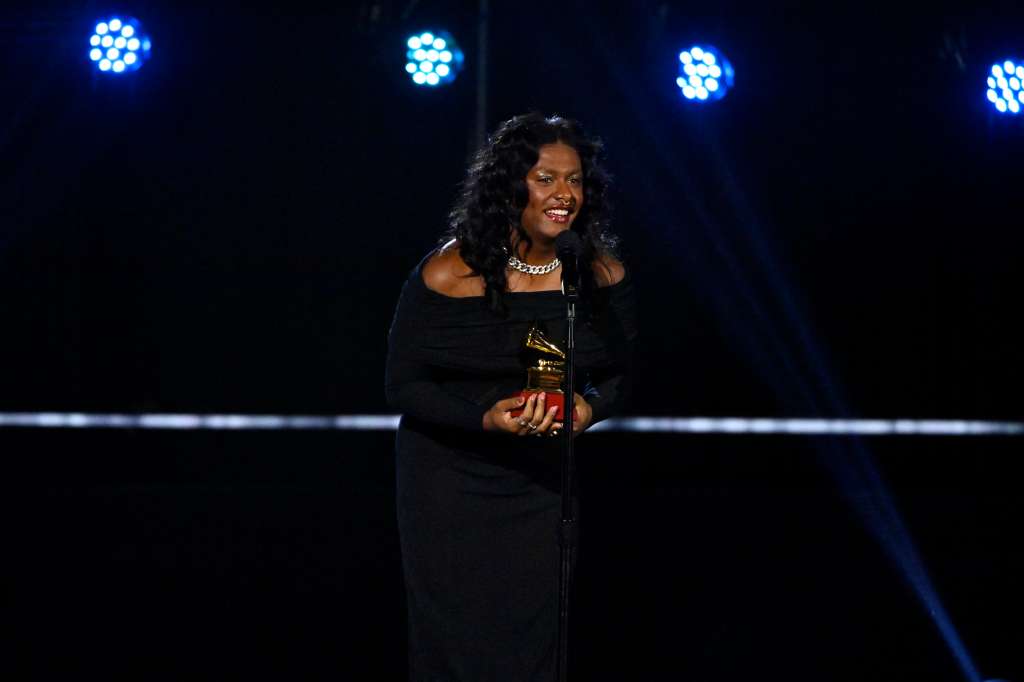Liniker acepta el premio al Mejor Álbum de MBP por "Índigo Borboleta Anil" en el escenario durante la Ceremonia de los 23º Premios Grammy Latinos.