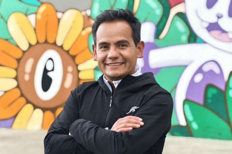 Él creó una biblioteca de la creatividad en Bogotá
