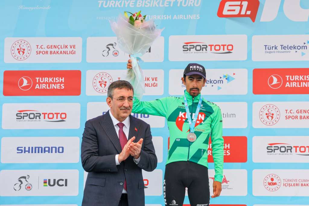 El colombiano Iván Ramiro Sosa en el podio del Tour de Turquía 2026.