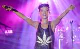 Mientras acumula multas por sus excesos, Rihanna estrena disco