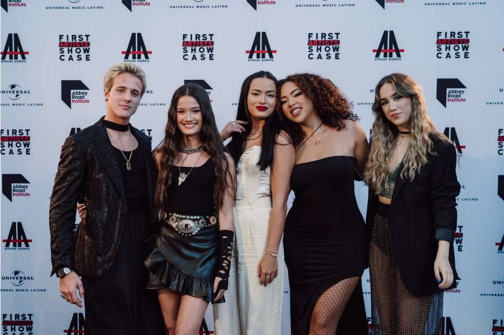De izquierda a derecha: Teo Bok, Joaquina, Riza, Paola Guanche y Ela Taubert. Los cinco artistas se graduarán en octubre como la primera promoción de Art House Academy y Abbey Road Institute Miami.
