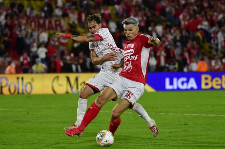 Tomás Ángel y Daniel Torres disputan un balón en el partido de vuelta por los cuartos de final de la Liga Betplay 2026-I entre Independiente Santa Fe y América de Cali en el estadio El Campín de Bogotá.