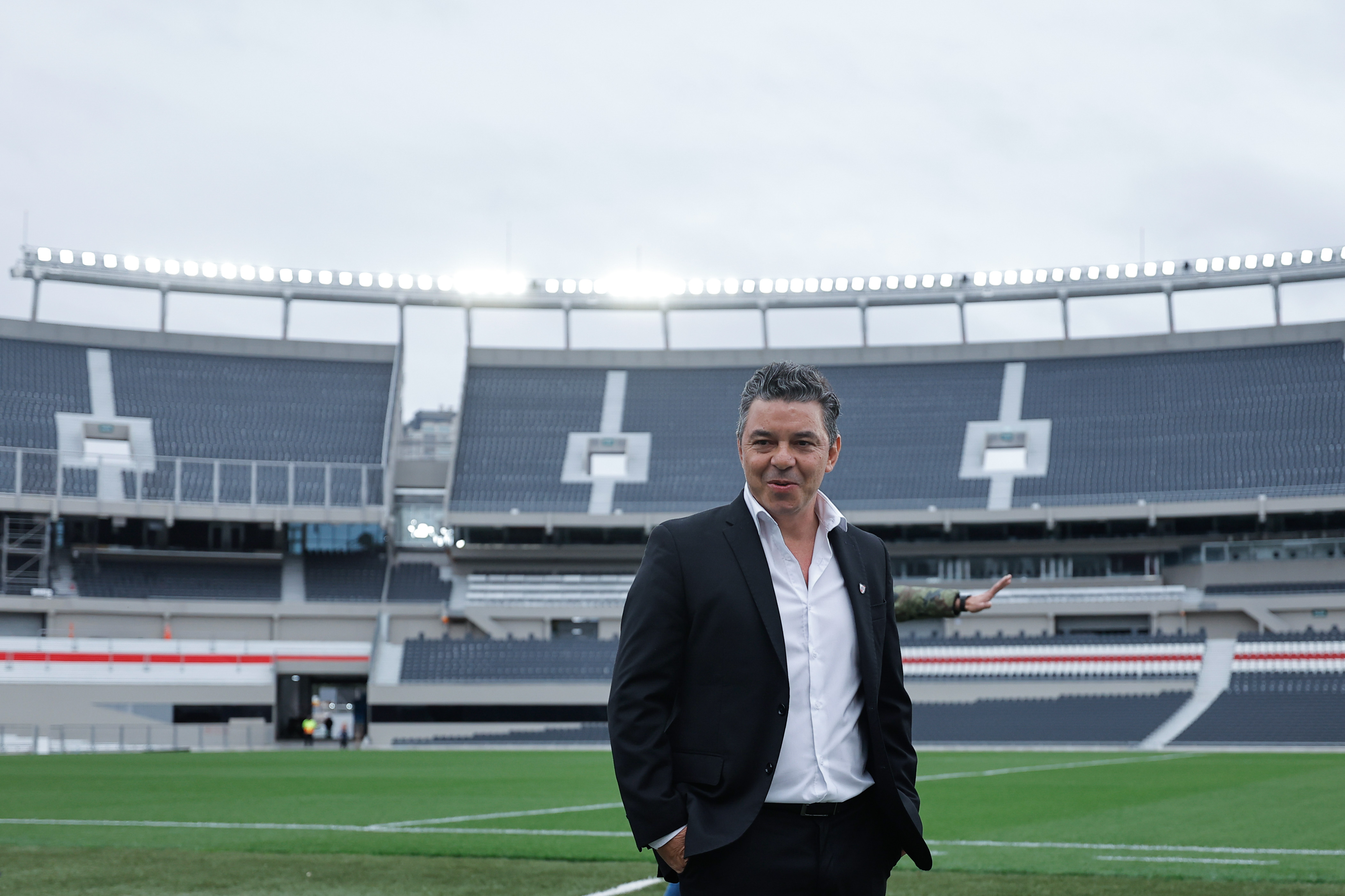 AME8246. BUENOS AIRES (ARGENTINA), 05/08/2024.- El entrenador argentino Marcelo Gallardo posa este lunes, en Buenos Aires (Argentina). Gallardo regresa a River Plate después de una "renovación de energías" y "recuperar espacios personales", según afirmó este lunes durante su presentación como nuevo técnico 'millonario' después de la etapa que protagonizó entre 2014 y 2022. EFE/ Juan Ignacio Roncoroni