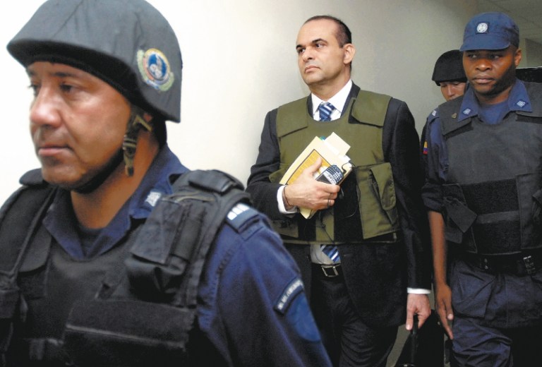 Abogado de Mancuso denuncia que comando armado lo busca por Medellín