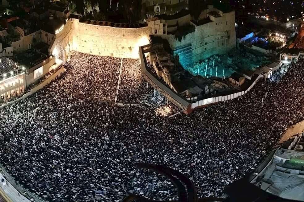 Horas antes de que empezara la jornada más solemne del judaísmo, Yom Kipur, decenas de miles de judíos pidieron el perdón de Dios frente al milenario Muro de las Lamentaciones de Jerusalén. / EFE