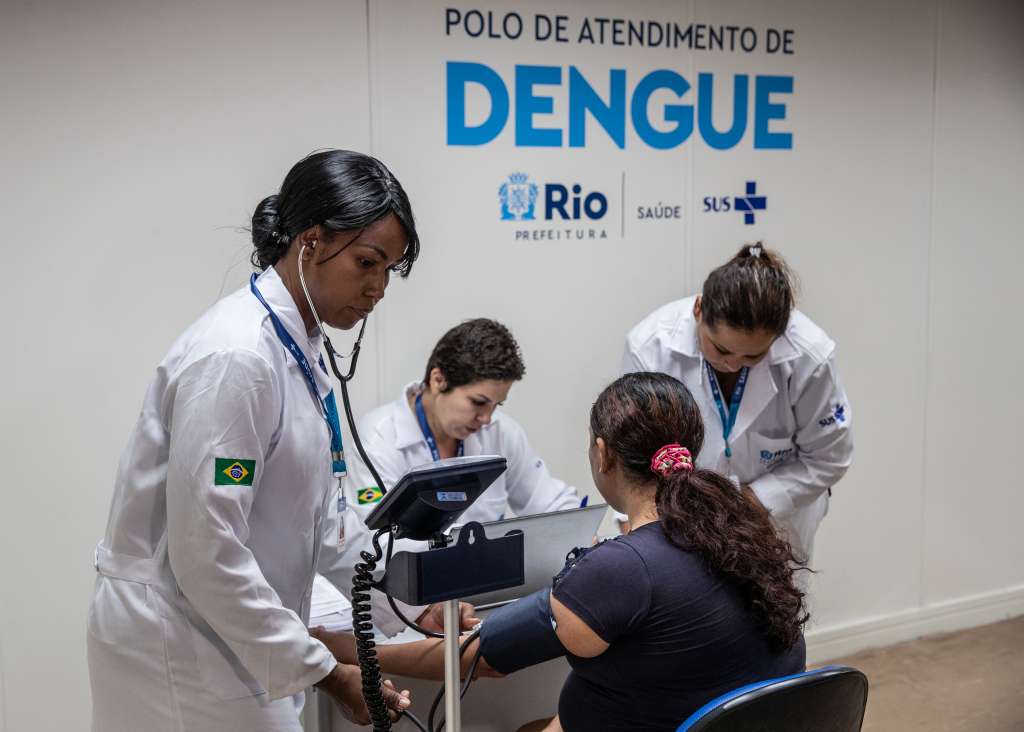 AME6363. RÍO DE JANEIRO (BRASIL), 06/02/2024.- Trabajadores de la Salud revisan a una paciente sospechosa de dengue hoy, en el Centro de Atención de Dengue de la Policlínica Rodolpho Rocco, en el barrio Del Castilho, en Río de Janeiro (Brasil). Brasil, que enfrenta un fuerte aumento de los casos de dengue, tomó este martes nuevas medidas sanitarias en ciudades como Brasilia, Río de Janeiro o São Paulo, que se encuentran entre las regiones más afectadas por esta enfermedad que ha causado la muerte de 36 personas desde el comienzo del año. Desde el 1 de enero, Brasil ha registrado 345.235 casos de dengue con 36 fallecimientos confirmados, a los que se suman 234 muertes en investigación, según los datos oficiales. EFE/ André Coelho