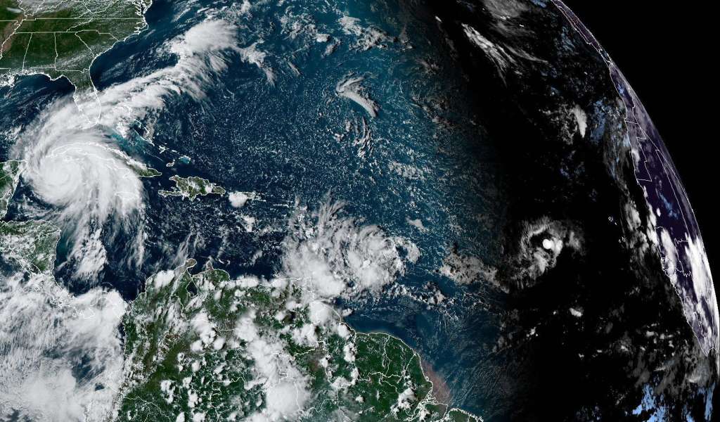 USA430. MIAMI (FL, EEUU), 26/09/2022.- Imagen satelital cedida hoy, por la Oficina Nacional de Administración Oceánica y Atmosférica de Estados Unidos (NOAA), a través del Centro Nacional de Huracanes (NHC), en la que se registra la localización del huracán Ian a unas 120 millas (190 km) de Gran Caimán y a unas 195 millas (310 km) del suroeste del extremo más occidental de Cuba. El huracán Ian continúa intensificándose rápidamente en el Caribe mientras se acerca al occidente de Cuba con vientos que ahora alcanzan las 85 millas por hora (135 km/h) y un rumbo que amenaza también a los Cayos de la Florida, una cadena de islotes en el extremo sur de Estados Unidos. EFE/NOAA-NHC /SOLO USO EDITORIAL /NO VENTAS /SOLO DISPONIBLE PARA ILUSTRAR LA NOTICIA QUE ACOMPAÑA /CRÉDITO OBLIGATORIO