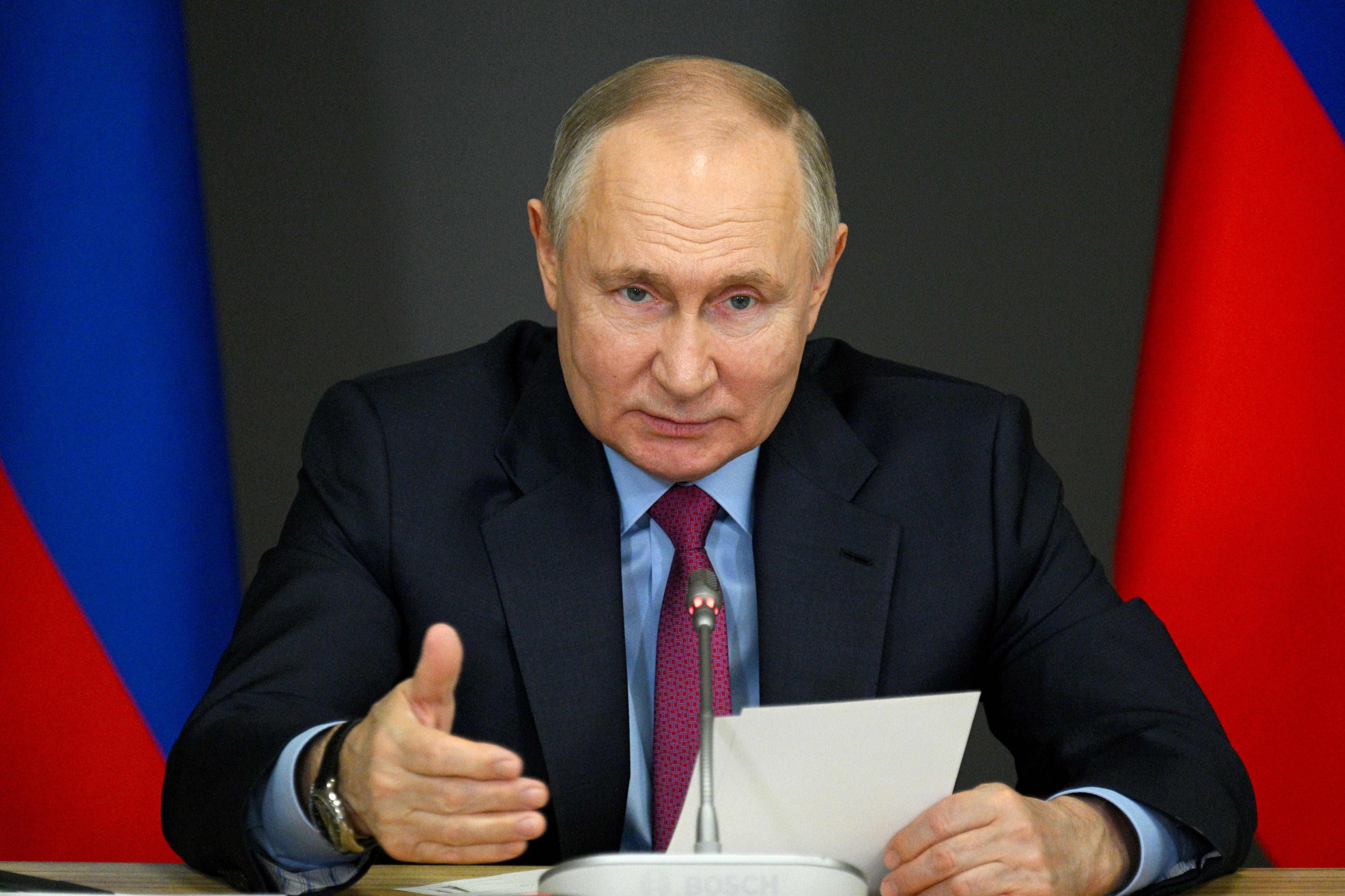 Chelyabinsk (Russian Federation), 15/02/2024.- Russian President Vladimir Putin holds a meeting on the support for investment projects in domestic industry at the Stankomash industrial park in Chelyabinsk, Russia, 16 February 2024. (Rusia) EFE/EPA/RAMIL SITDIKOV/SPUTNIK/KREMLIN POOL MANDATORY CREDIT