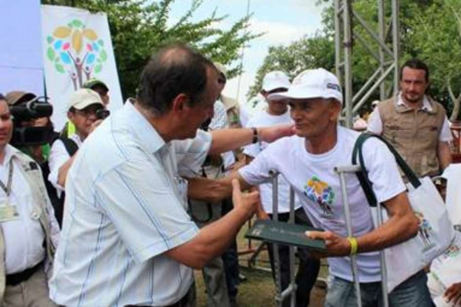 El ministro de Agricultura, Juan Camilo Restrepo, en restitución de tierras.
