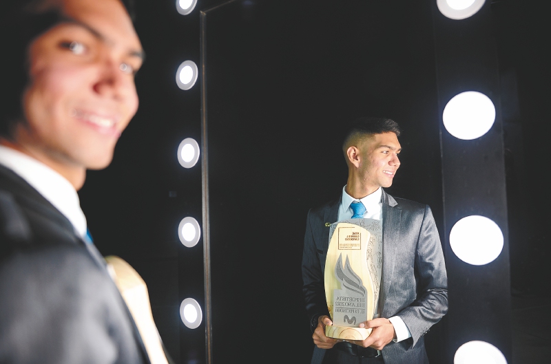 José Gabriel Cardoso con el galardón que lo reconoce como uno de los mejores deportistas jóvenes del año para El Espectador. / Nelson Sierra