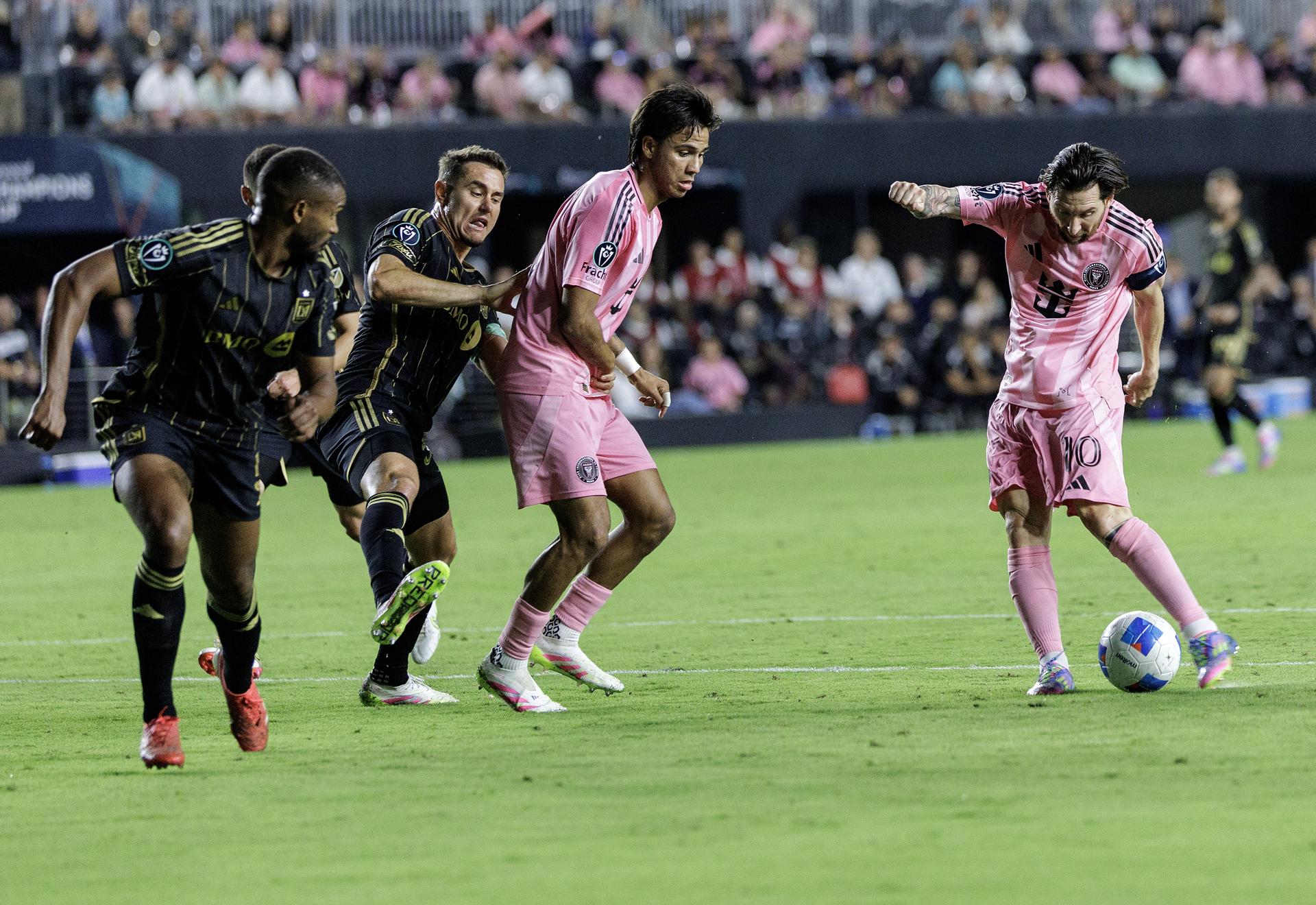 FORT LAUDERDALE (United States), 09/04/2025.- Inter Miami forward Lionel Messi (R) scores a goal during the Inter Miami CF vs. Los Angeles FC Concacaf Champions Cup quarter final second leg match at Chase stadium in Fort Lauderdale, Florida, USA, 09 April 2025. EFE/EPA/CRISTOBAL HERRERA-ULASHKEVICH