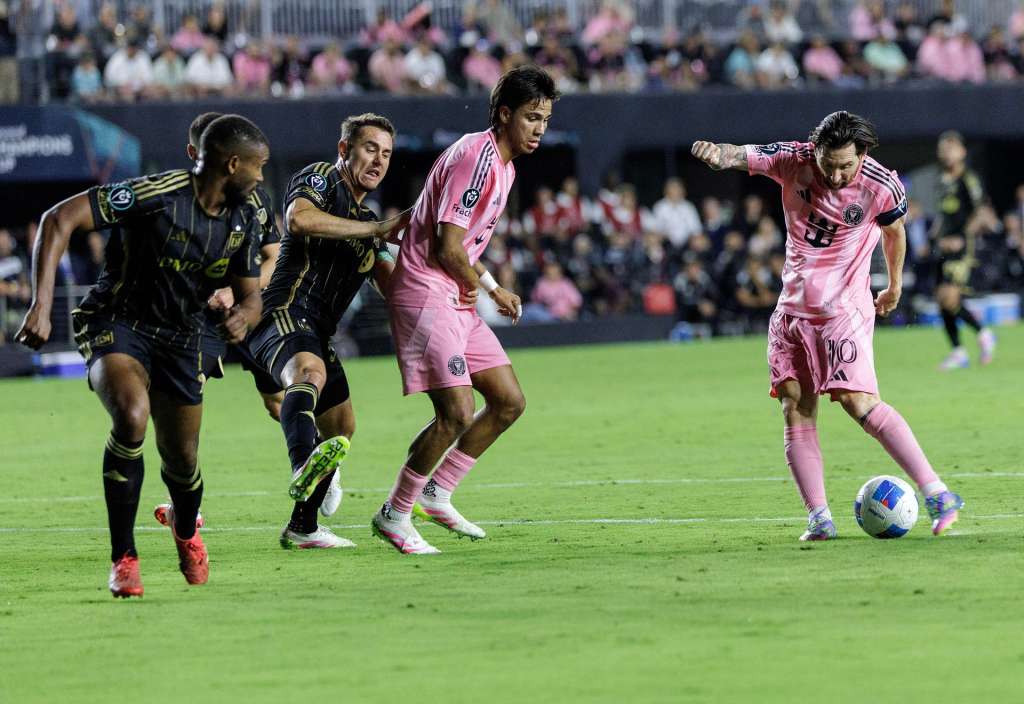 FORT LAUDERDALE (United States), 09/04/2025.- Inter Miami forward Lionel Messi (R) scores a goal during the Inter Miami CF vs. Los Angeles FC Concacaf Champions Cup quarter final second leg match at Chase stadium in Fort Lauderdale, Florida, USA, 09 April 2025. EFE/EPA/CRISTOBAL HERRERA-ULASHKEVICH