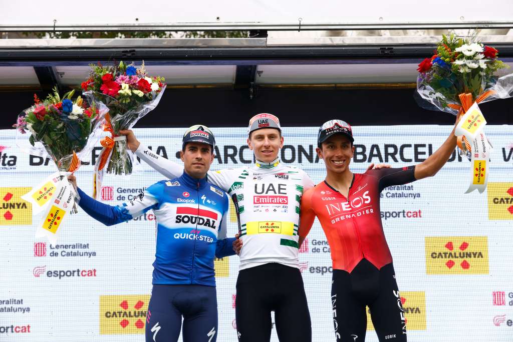 BARCELONA, 24/03/2024.- Tadej Pogacar (c), ganador de séptima y última etapa de la Volta Ciclista a Catalunya y de la competición, posa en el podio con Mikel Landa (i) y con Egan Bernal, segundo y tercer clasificado, respectivamente, en Barcelona este domingo. EFE/ Quique Garcia