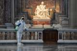 La basílica de San Pedro, completamente desinfectada, reabre al público