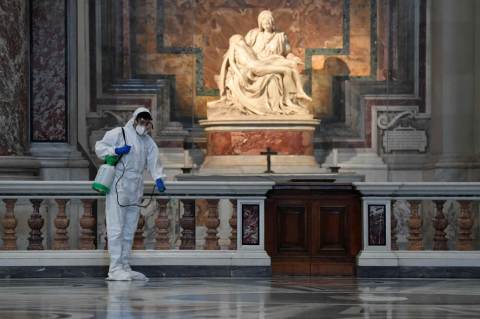 La basílica de San Pedro, completamente desinfectada, reabre al público