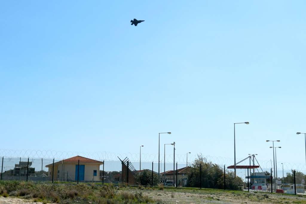 Un avión de combate despega de la base aérea británica Akrotiri tras dos ataques con drones cerca de Limassol, Chipre.