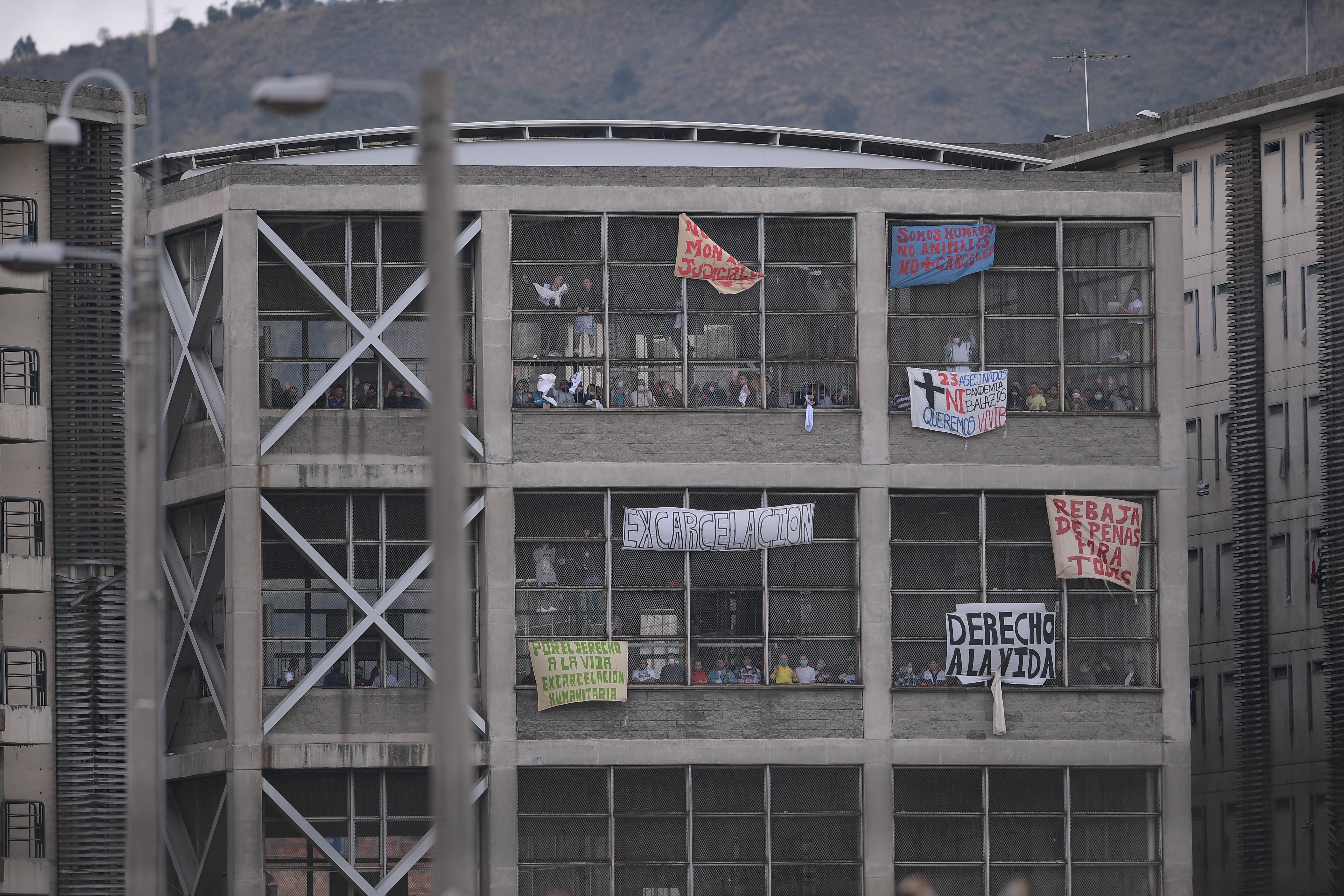 Familiares de algunos presos protestan al frente de la cárcel La Picota, en Bogotá, exigen al gobierno del presidente Iván Duque tomar medidas urgentes para evitar un contagio masivo de Covid-19. También le insisten a las autoridades que las protestas en los centros penitenciarios no se tratan de planes masivos de fuga, sino de pedidos para garantizar el derecho a la vida de los reclusos.