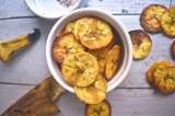 Así se hacen unos chips de plátano maduro