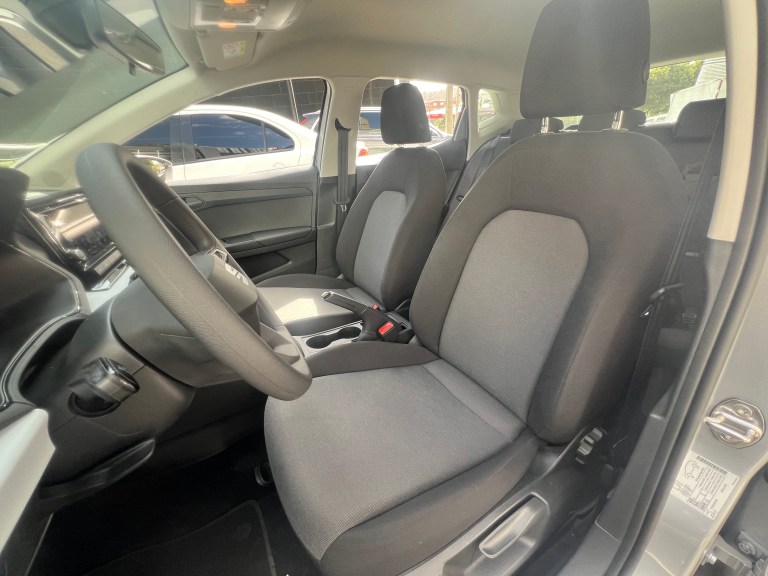 Seat Ibiza 2025 cuenta con un paquete de seguridad que incluye seis bolsas de aire, anclajes Isofix, frenos de disco delanteros y traseros, ABS, ESP, recordatorio de cinturones de seguridad, sistema de monitoreo de presión de los neumáticos, entre otros.