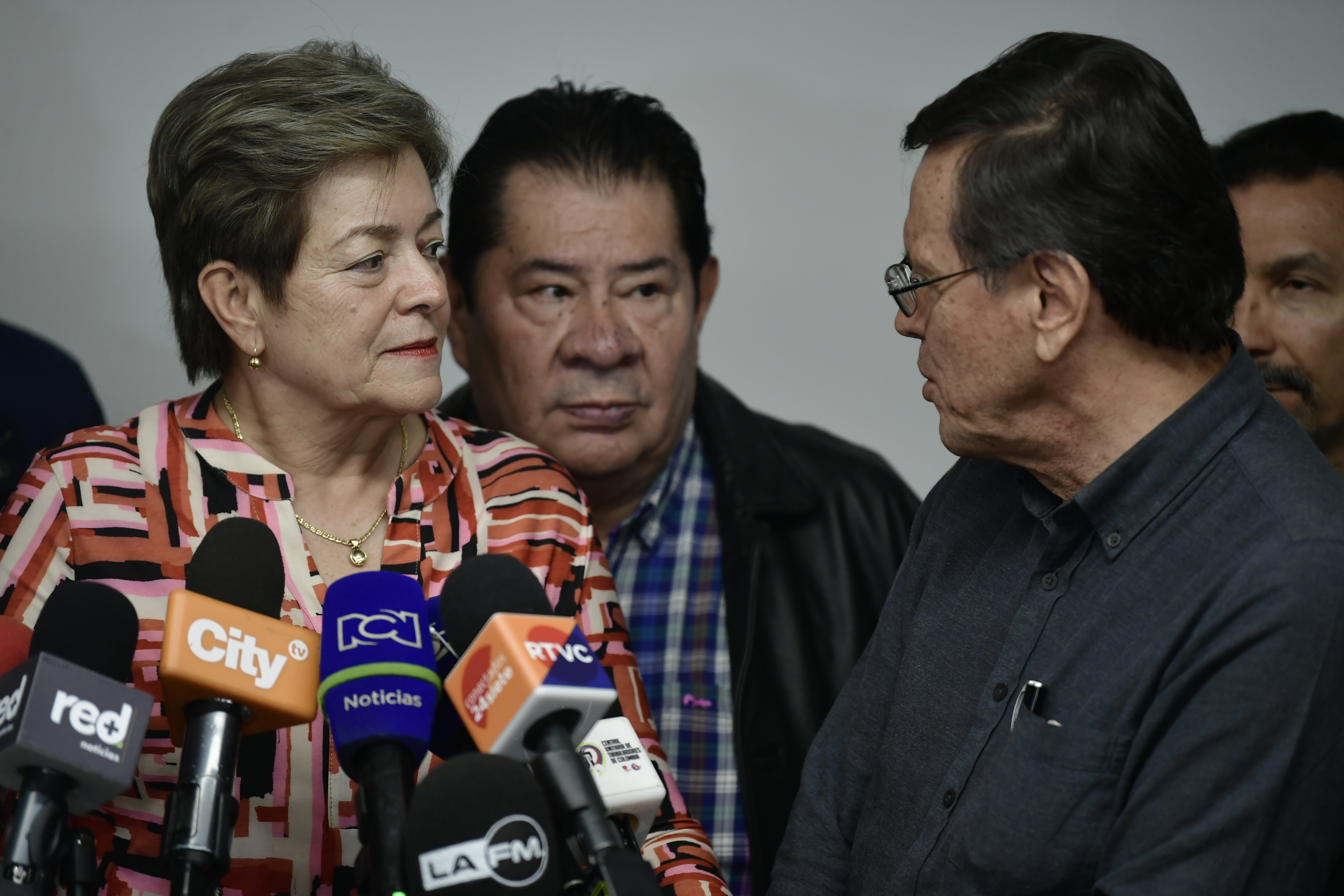 Ministra de Trabajo en la concertación del salario mínimo 2024, con centrales obreras.