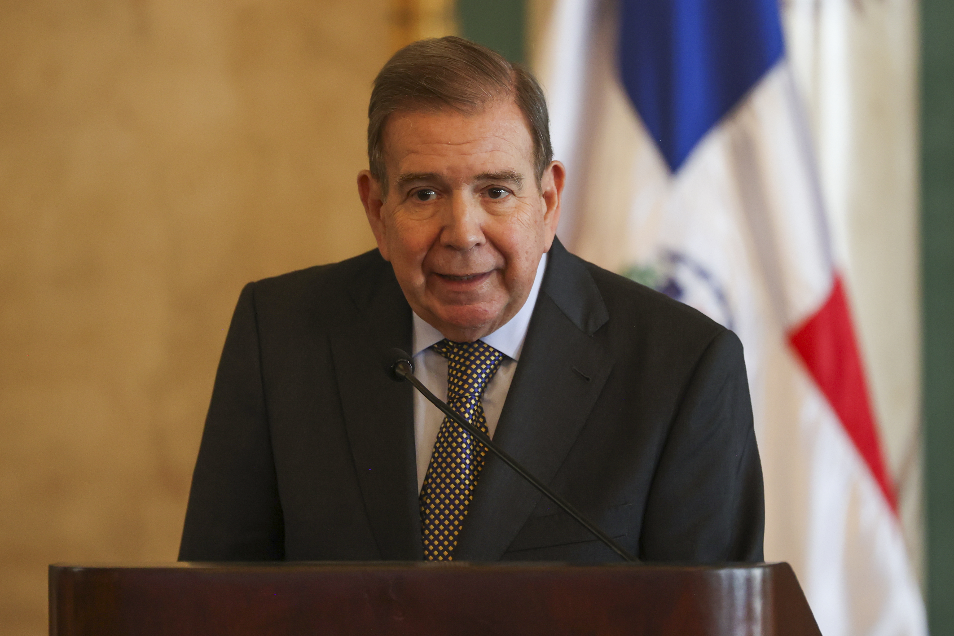 AME1297. SANTO DOMINGO (REPÚBLICA DOMINICANA), 14/01/2025.- Fotografía del 9 de enero de 2025 del opositor venezolano Edmundo González Urrutia hablando en Santo Domingo (República Dominicana). González Urrutia abandonó este martes República Dominicana, adonde llegó el miércoles pasado dentro de su gira americana, pero por el momento su destino aún se desconoce, informaron a EFE fuentes aeroportuarias. EFE/ Orlando Barría