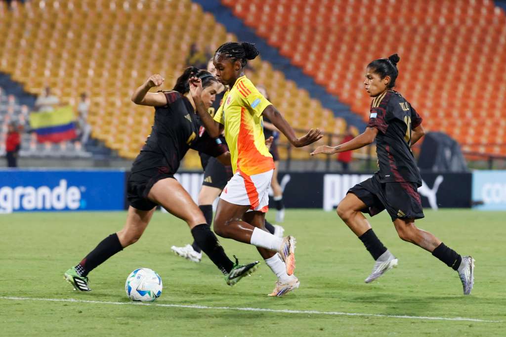 AME1276. MEDELLIN (COLOMBIA), 24/10/2025.- Linda Caicedo (c) de Colombia disputa el balón este viernes, en un partido de la Liga de Naciones Femenina entre Colombia y Perú en el Atanasio Girardot, en Medellin (Colombia). EFE/ Mauricio Dueñas Castañeda
