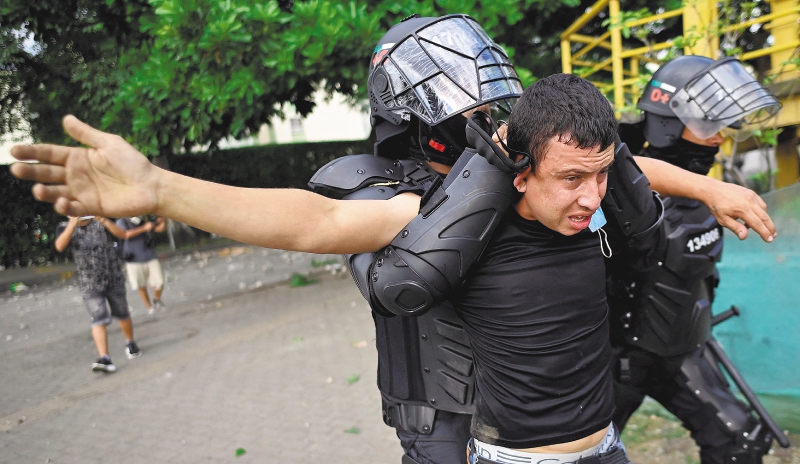 En total la policía de Cali capturó 7 personas. / AFP / Luis ROBAYO